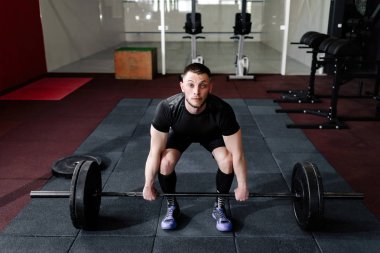 Genç atlet spor salonunda halter kaldırma uygun. Spor salonu Eğitim 