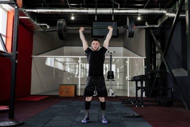 Genç atlet spor salonunda halter kaldırma uygun. Spor salonu Eğitim 