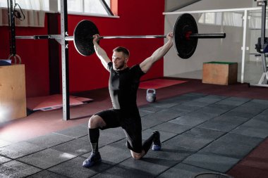 Genç atlet spor salonunda halter kaldırma uygun. Spor salonu Eğitim 