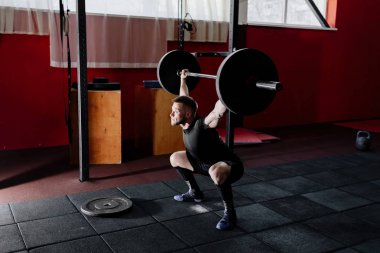 Genç atlet spor salonunda halter kaldırma uygun. Spor salonu Eğitim 