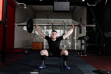 Genç atlet spor salonunda halter kaldırma uygun. Spor salonu Eğitim 