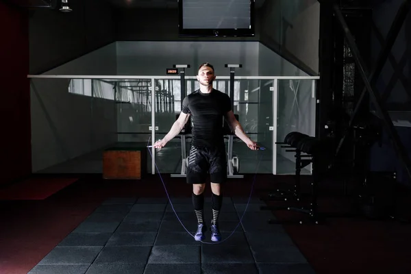 Muskelmann Beim Seilspringen Sportler Mit Springseilen Für Das Training Einer — Stockfoto