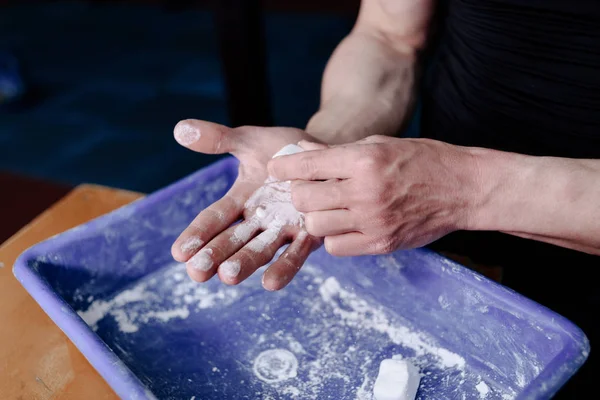 Спортсмен Накриває Руки Порошковим Крейдяним Магнієм Готовий Тренування Магній Гімнастичний — стокове фото