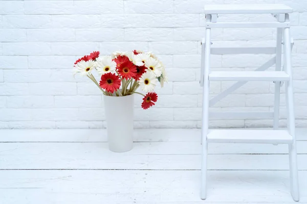 Gerberas Brancas Vermelhas Vaso Branco Perto Parede Tijolo Branco Pequena — Fotografia de Stock