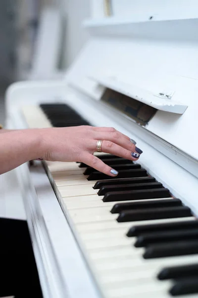 Primo piano della mano femminile che suona il pianoforte — Foto Stock