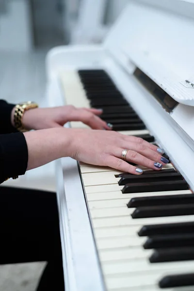 Primo piano della mano femminile che suona il pianoforte — Foto Stock