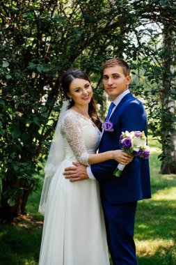 Gelin ve damat hugs parkta. Damat gelini kucaklar. Evlilik çift, düğün günü aşık