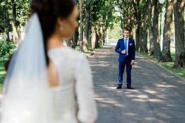 Damat yaka ceketinin açık bulanıklık önünde gelini ile düzenliyor