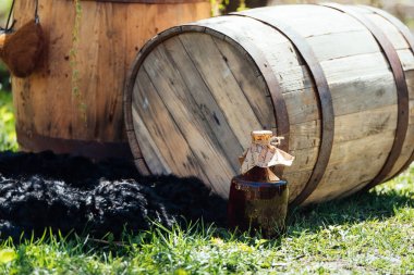 Eski ahşap şarap varil ile şişe şarap yakınında. Düğün süslemeleri açık havada