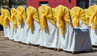 Düğün töreni ile beyaz ve sarı saten kumaş açık Doğum misafir sandalyeleri