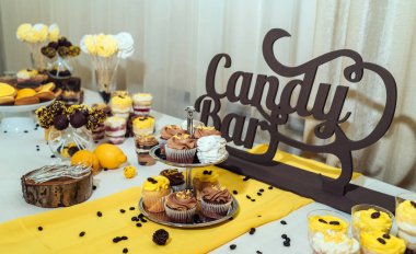 Tatil çikolata. Çikolata ile çikolata ve limon ile cupcakes krem güdük ve diğer tatlılar servis