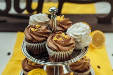 Tatil çikolata. Çikolata çikolata ve limon ile cupcakes ile kürsüye krem servis