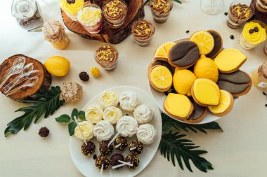 Tatil çikolata kahverengi ve sarı renkte. Limon Bisküvi ile sunulan çikolata düğün, pasta çıkar, Gözlük, limon ve kahve çekirdekleri tatlılar 