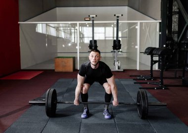 Genç atlet spor salonunda halter kaldırma uygun. Spor salonu Eğitim 