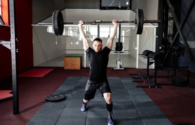 Genç atlet spor salonunda halter kaldırma uygun. Spor salonu Eğitim 