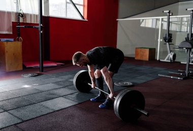 Genç atlet spor salonunda halter kaldırma uygun. Spor salonu Eğitim 