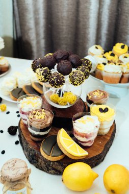 Çikolatalı kek çıkar, gözlük ve çerezleri düğün çikolata tatlılar. Tatil çikolata kahverengi ve sarı renkte