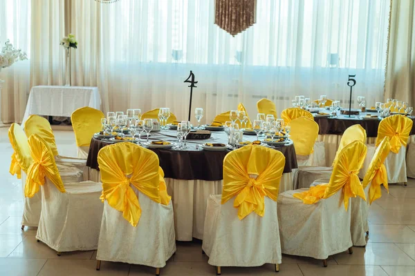 Chaises Avec Tissu Jaune Table Pour Les Invités Servis Pour — Photo