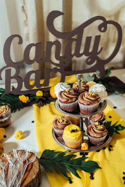 Vakantie Reep Candy Bar Geserveerd Met Cupcakes Met Chocolade Citroen — Stockfoto