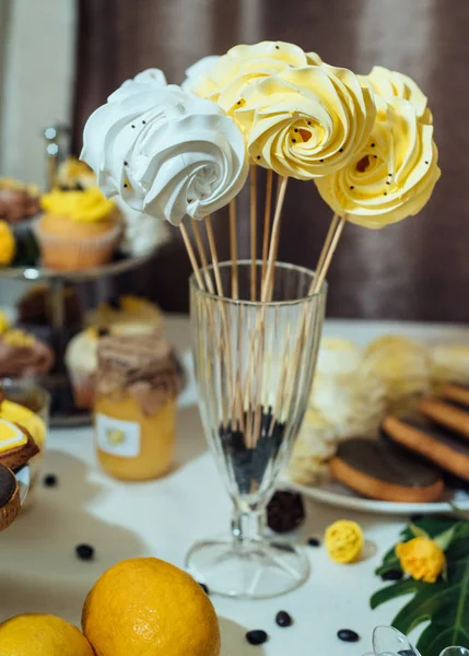 Witte Gele Schuimgebak Stick Glas Met Koffiebonen Het Snoep Van — Stockfoto