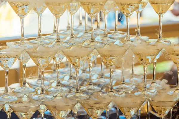 Pyramide Von Gläsern Champagner Auf Hochzeitsfeier Champagnerglaspyramide — Stockfoto