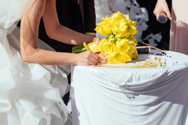 Bruid Met Bruiloft Boeket Handtekeningcertificaat Bruid Bruidegom Ondertekening Huwelijk Licentie — Stockfoto