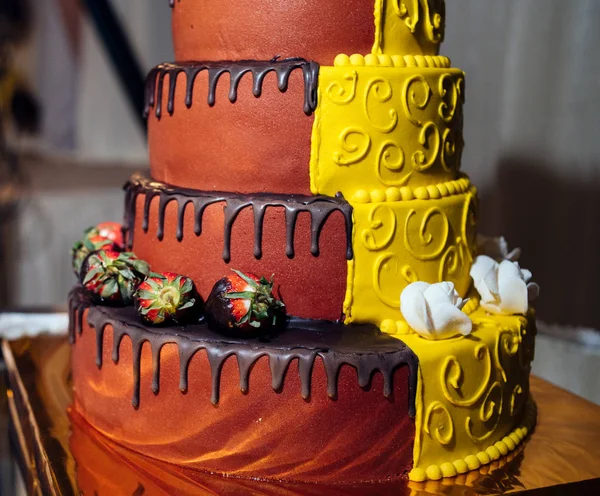 ラウンド マルチ階層型イチゴ バラとチョコレートのアイシングで黄色と茶色のウェディング ケーキ — ストック写真