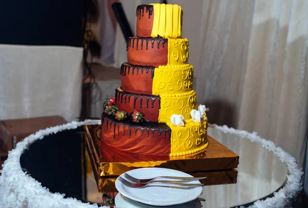 Sarı Kahverengi Düğün Pastası Çilek Gül Çikolata Sosu Ile Yuvarlak — Stok fotoğraf