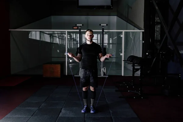 Muskelmann Beim Seilspringen Sportler Mit Springseilen Für Das Training Einer — Stockfoto