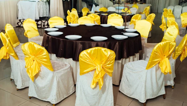 Židle Žlutá Utěrka Stůl Pro Hosty Prázdných Talířů Pokryté Hnědý — Stock fotografie