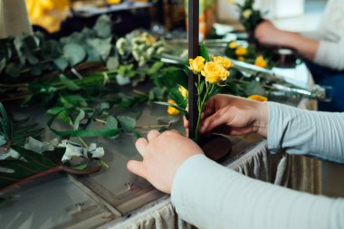 Buket Sarı Gül kadının elinde. Çiçekçinin eller çiçek kompozisyon yapma