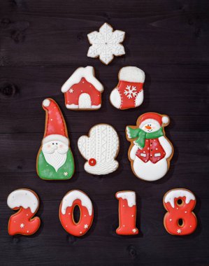 Üstten Görünüm Noel ağacının gingerbread çerezleri ahşap arka plan üzerinde yapılmıştır. Yeni yıl 2018 kartpostal gingerbread kardan adam, Noel Baba, kar tanesi, house, mitten, Noel çorap ile