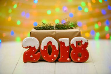 Yeni yıl 2018 gingerbread çerezleri altın arka plan, kopya alanı üzerinde bokeh ve lens flare desenli ile yaptı. Yeni yıl 2018 kartpostal gingerbread çerezleri ve hediye kutusu used