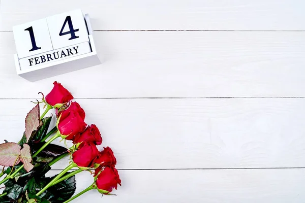 White Wooden Valentines Day Background Bouquet Red Roses Wooden Block — Stock Photo, Image