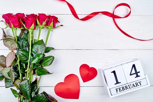 Fondo San Valentín Madera Blanca Con Ramo Rosas Rojas Dos —  Fotos de Stock