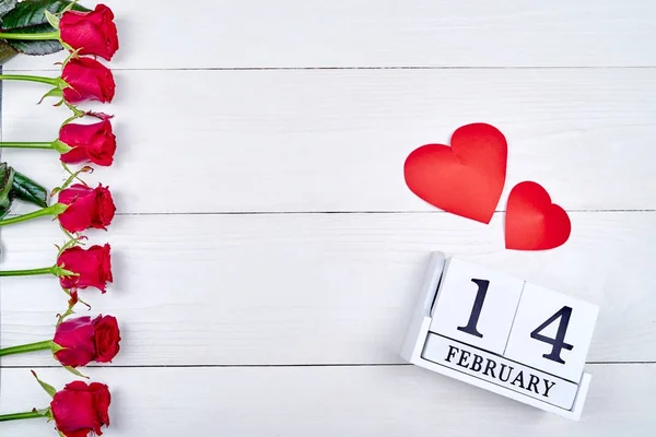 赤いバラの罫線 つの紙の心および木製のブロック カレンダー日付 日バレンタインデー背景領域にコピーします グリーティング カードのモックアップ 空き領域 愛の概念 上面図 フラット — ストック写真