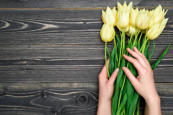 Buket Sarı Lale Çiçek Eller Kopya Alanı Içinde Lale Kadın — Stok fotoğraf