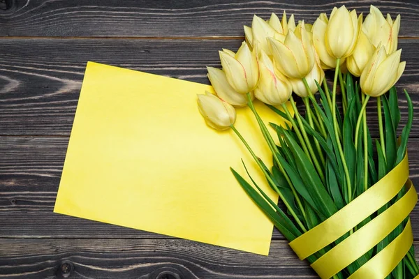 Fond Printanier Avec Bouquet Fleurs Tulipes Jaunes Feuille Papier Vierge — Photo