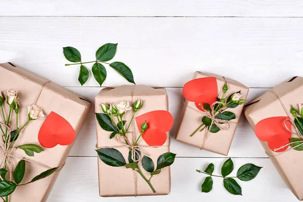 Caixas Presente Com Rosas Frescas Corações Vermelhos Mesa Madeira Espaço — Fotografia de Stock