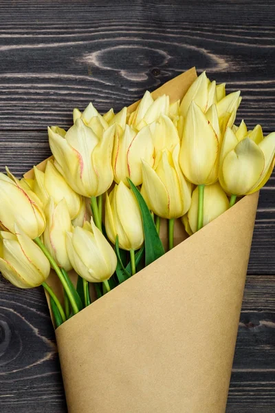 Fond Printanier Avec Bouquet Fleurs Tulipes Jaunes Sur Fond Bois — Photo