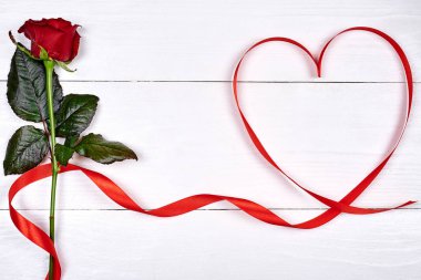 Sevgililer günü bir kırmızı gül ve kalp, kopya alanı şeklinde şerit arka plan. Tebrik kartı mockup Sevgililer günü, Womans günü (8 Mart, anneler günü. Aşk, kavram düğün. Üstten görünüm, düz yatıyordu