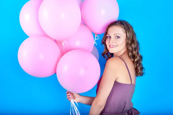 Feliz Joven Sonriente Divirtiéndose Con Globos Helio Rosa Sobre Fondo — Foto de Stock