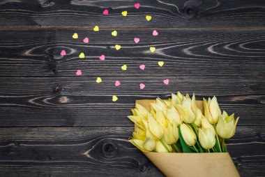 Sarı Lale çiçek köşe ve pembe kalp sprinkles, kopya alanı Grup ile arka plan bahar. Düz yatıyordu, en iyi görünüm. Sevgililer günü, Woman's Day (8 Mart), anneler günü için tatil tebrik kartı