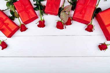 Beyaz ahşap arka planda, kopya alanı en iyi görünümü Hediyelik boxees sınır ve kırmızı gül. Tebrik kartı mockup Womans gün (8 Mart), Saint Sevgililer günü, anneler günü için düz yatıyordu. Aşk kavramı