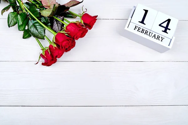 Sfondo San Valentino Con Bouquet Rose Rosse Febbraio Calendario Blocco — Foto Stock