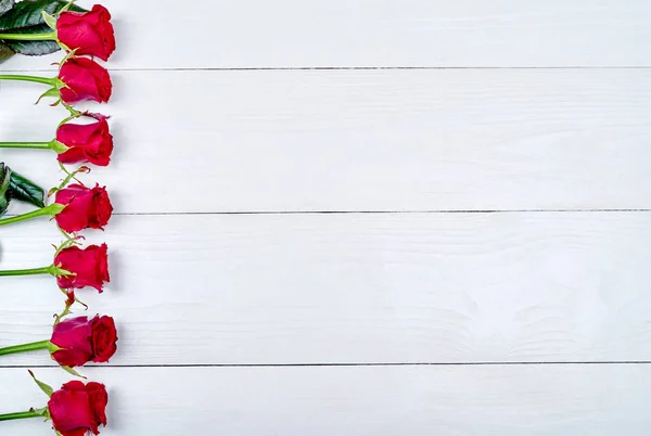Вид Сверху Красную Окантовку Белом Деревянном Фоне Копировальное Пространство Открытки — стоковое фото