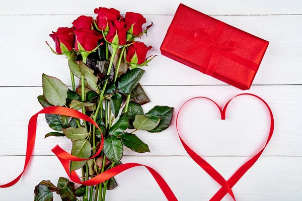 Fondo San Valentín Con Ramo Rosas Rojas Caja Regalo Cinta —  Fotos de Stock