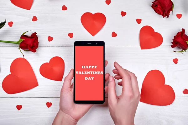 Close Van Mobiele Smartphone Met Teken Happy Valentines Day Vrouw — Stockfoto