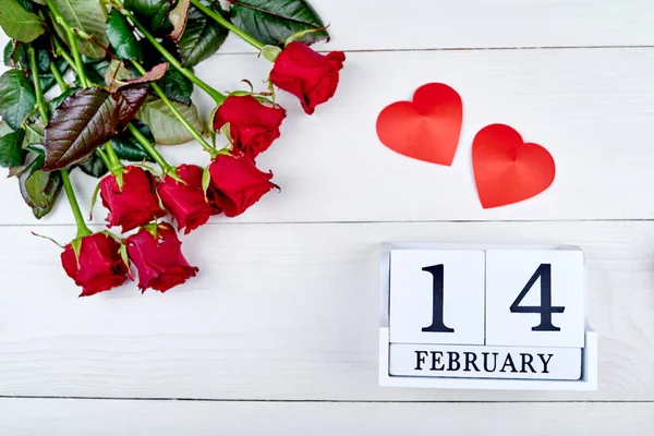 Fond Saint Valentin Avec Bouquet Roses Rouges Deux Cœurs Février — Photo