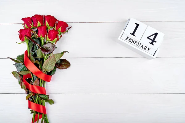 リボンと 日木製ブロック カレンダー コピー領域の赤いバラの花束とバレンタインデーの背景 グリーティング カードのモックアップ 愛の概念 平面図 平面レイアウト — ストック写真